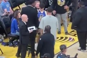 你还会回头望月！库里旋转跳跃突然停下来 给一位小球迷签名